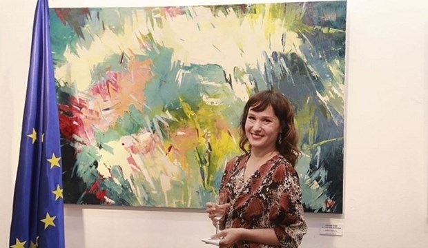 Polish painter Marta Kisiliczyk at her exhibition (Photo: baoquocte.vn)