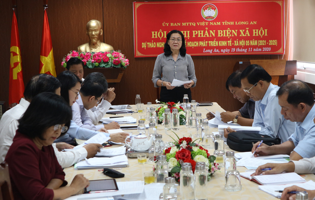 Fatherland Front criticizes socio-economic development plan for period 2021-2025 Vice Chairwoman of the provincial Vietnam Fatherland Front Committee - Pham Ngoc Tiep chairs the conference on social criticism