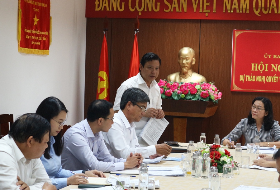 Fatherland Front criticizes socio-economic development plan for period 2021-2025 Vice Chairman of the Provincial People's Committee - Pham Tan Hoa (standing) receives and explains some comments from delegates