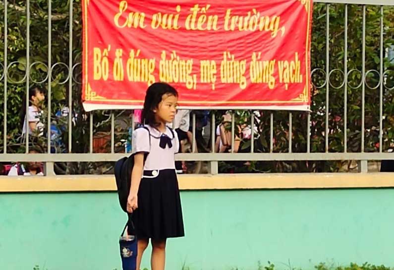 Phía trước cổng trường Tiểu học Mai Thị Non, thị trấn Bến Lức học sinh chấp hành nghiêm trật tự an toàn giao thông