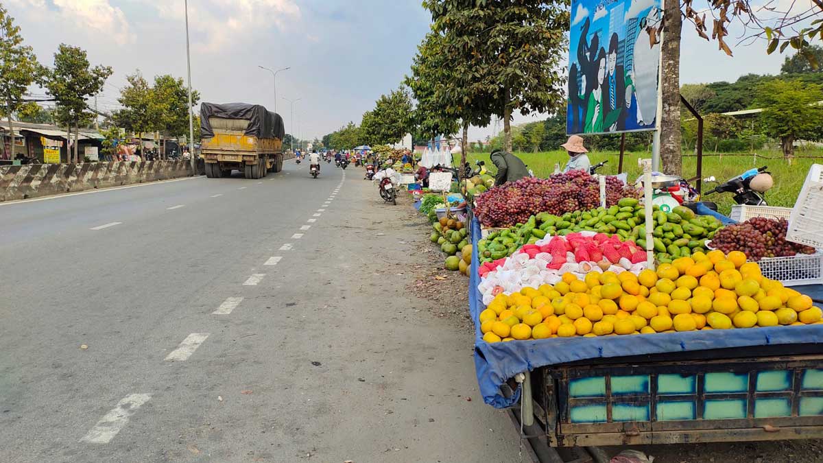 Các xe đẩy, hộ buôn bán trên đường Nguyễn Trung Trực phía trước Khu công nghiệp Thuận Đạo, khu phố 8, thị trấn Bến Lức chấp hành không lấn chiếm lòng đường (ảnh chụp chiều ngày 16/11/2020)