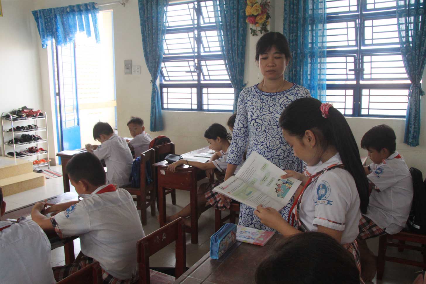 Cô Nguyễn Thị Thúy Diễm luôn quan tâm đến từng học sinh