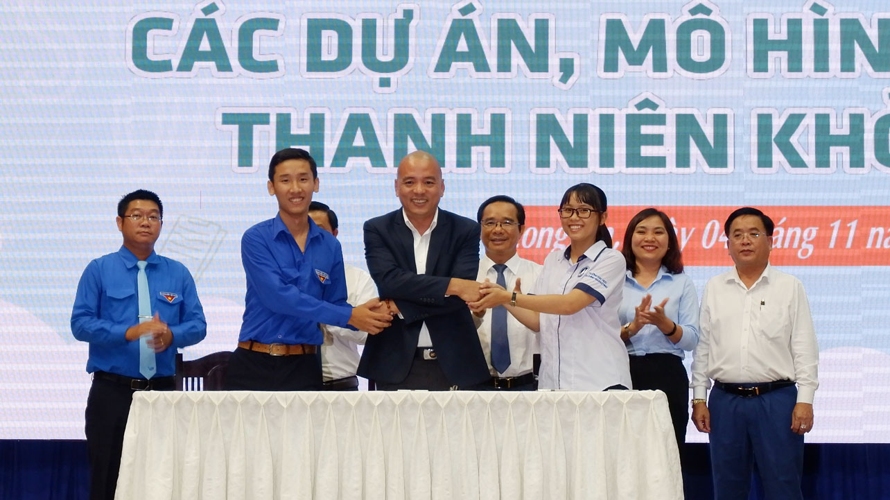 Em Lê Thiên Phú (bìa trái hàng trên) cùng Phó Chủ tịch thường trực Câu lạc bộ Địa ốc-Saigontimes Club - Nguyễn Thế Lợi ký kết ghi nhớ hỗ trợ đầu tư