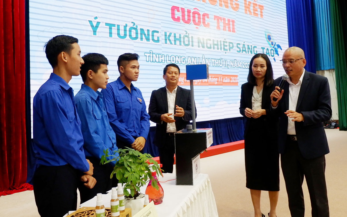 Nhóm thí sinh trả lời chất vấn trước nhà đầu tư trong cuộc thi Ý tưởng khởi nghiệp sáng tạo lần thứ II năm 2020