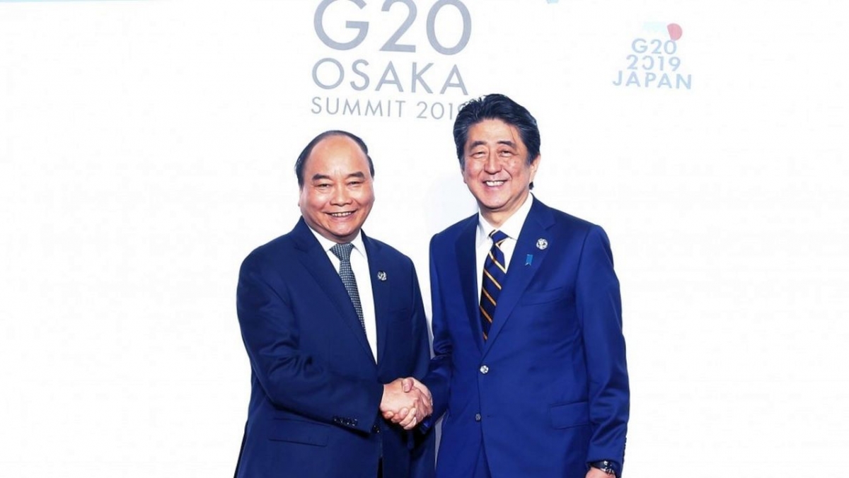 Thủ tướng Nguyễn Xuân Phúc (trái) bắt tay Thủ tướng nước chủ nhà Nhật Bản Abe Shinzo tại Hội nghị Thượng đỉnh G20 diễn ra tại Osaka năm 2019.