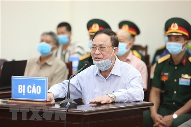 Bị cáo Nguyễn Văn Hiến - cựu Thứ trưởng Bộ Quốc phòng khai báo trước Hội đồng xét xử. (Ảnh: Dương Giang/TTXVN)