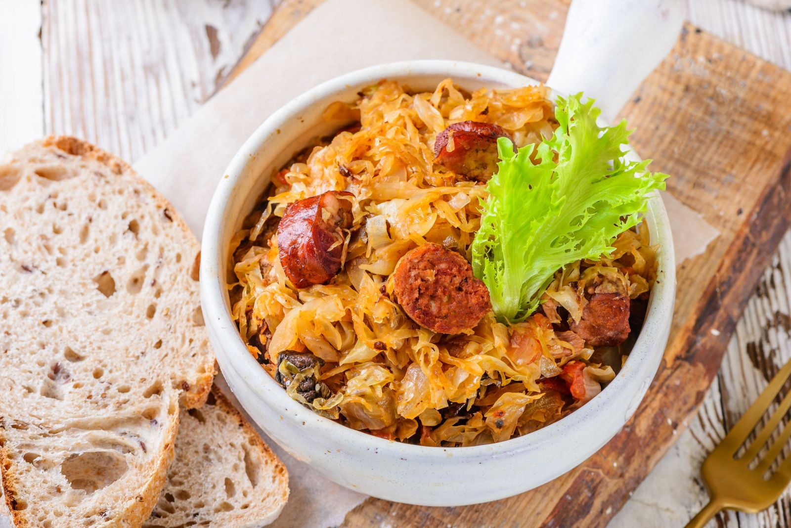 Những món đắt tiền từng là thức ăn của người nghèo Món ăn Ba Lan Hunter's Stew có nguồn gốc từ bigoski hay bigos nhưng không có bắp cải. Ngày nay, với những người bình dân, bắp cải là thành phần chính trong món ăn. Những người Ba Lan giàu có sẽ thêm thịt và các sản phẩm hun khói khi chế biến. Bigos trải qua chặng đường dài từ