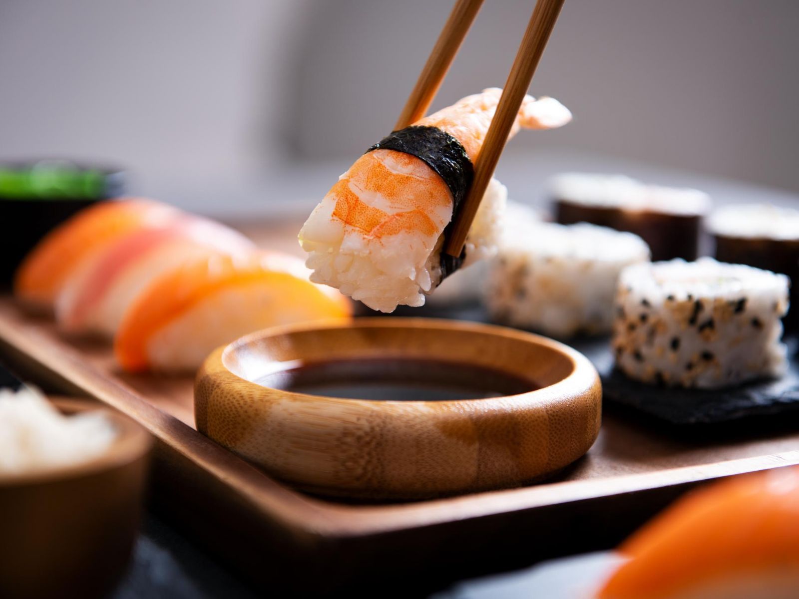 Giờ đây, sushi là một trong những món dành cho người sành ăn và được đưa vào thực đơn của các nhà hàng tốt nhất trên thế giới. Tuy nhiên, thực phẩm này từng là món ăn quen thuộc của những ngư dân nghèo Nhật Bản. Giá sushi tăng chóng mặt vào giữa thế kỷ 20. Một số ý kiến cho rằng điều này xảy ra do Nhật Bản mở rộng quan hệ quốc tế và bắt đầu thu hút nhiều khách du lịch.