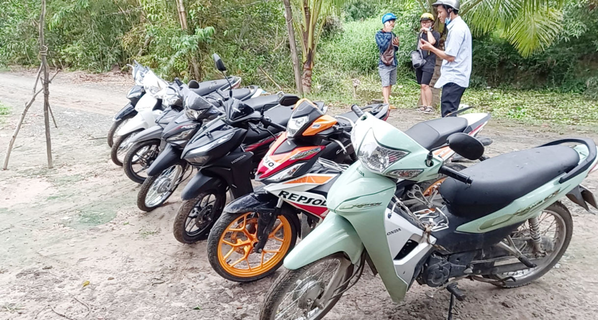 Vẫn phát hiện nhiều vụ đưa xe trộm cắp qua biên giới tiêu thụ Xe môtô không rõ nguồn gốc được phát hiện tập kết ở biên giới Đức Huệ