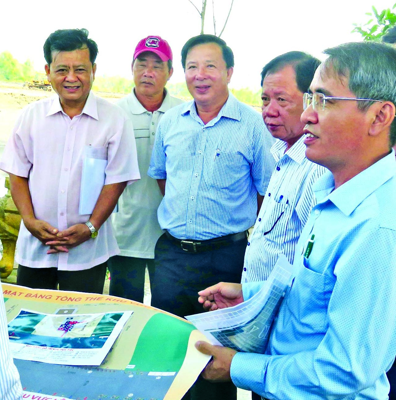 Deputy Secretary of the Provincial Party Committee, Vice Chairman of the Provincial People's Committee - Nguyen Van Ut (middle) surveys the investment progress in infrastructure of Huu Thanh Industrial Park (Photo: Mai Huong)