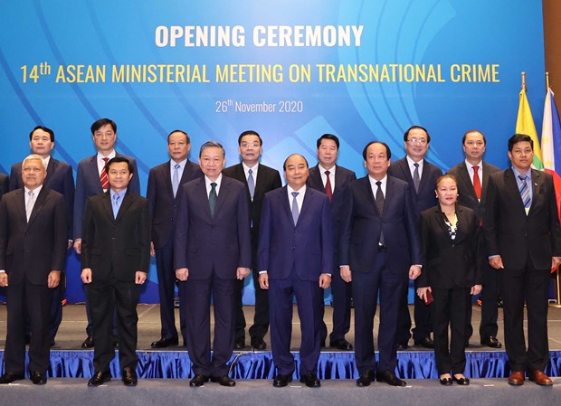 ASEAN ministers gather to discuss transnational crime fight Prime Minister Nguyen Xuan Phuc (front, centre), Minister of Public Security To Lam (front, third, left), and official pose for a photo at the 14th ASEAN Ministerial Meeting on Transnational Crime on November 26 (Photo: VNA)