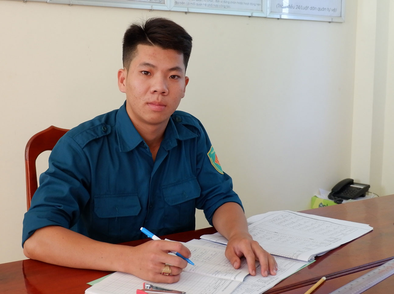 Dân quân thường trực Nguyễn Hoài Phong luôn trách nhiệm trong công việc