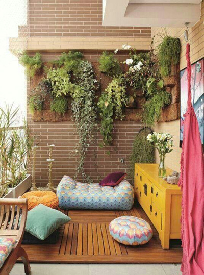 Cầu kỳ hơn, bạn có thể tạo ra một không gian thư giãn cho cả nhà với những chiếc gối hơi cùng vườn treo phía trên. Những loại dây leo này có bán tại các điểm bán hoa kiểng, chỉ cần bố trí hợp lý, bạn sẽ có một vườn treo xanh mát