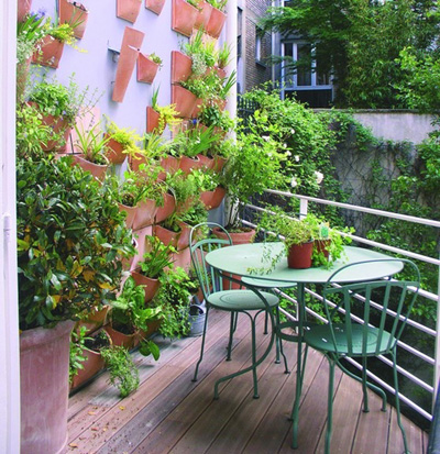 Nếu không gian quá hẹp, bạn có thể tận dụng mảng tường, trồng những loại cây dương xỉ trong chậu treo để tạo ra khu vườn xanh cho đình