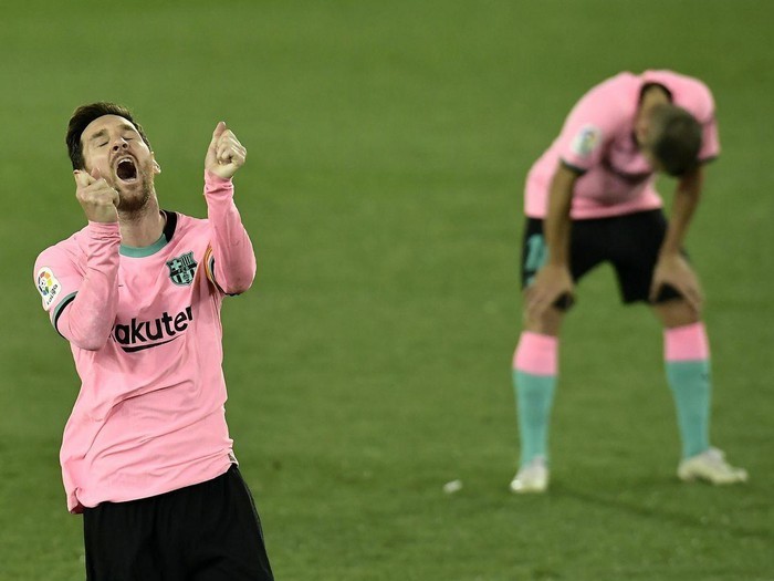 Messi muốn ở lại Barca, Man City chưng hửng
