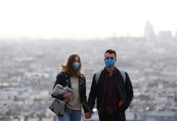 Người dân đeo khẩu trang phòng lây nhiễm COVID-19 tại Paris, Pháp, ngày 28/10/2020. (Nguồn: THX/TTXVN)