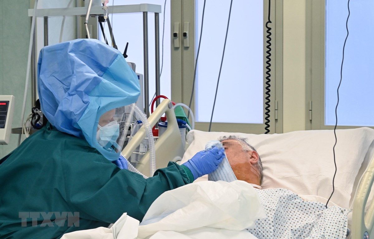 Nhân viên y tế điều trị cho bệnh nhân nhiễm COVID-19 ở Rome, Italy ngày 24/11/2020. (Ảnh: AFP/TTXVN)