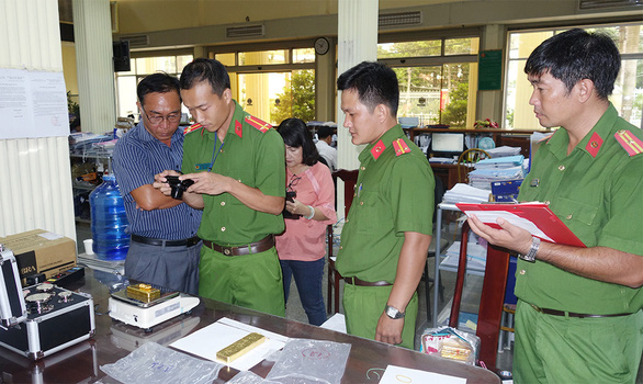 Công an khám nghiệm số vàng trong 51kg vàng 9999 nghi liên quan "bà trùm" Mười Tường - Ảnh: CAAG