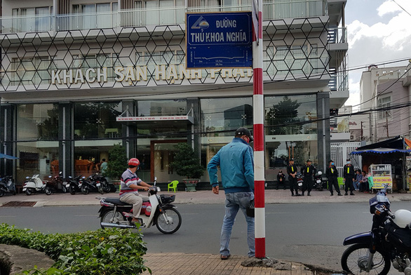 Bà Mười Tường - 'trùm' buôn lậu ở Tây Nam? Cuối giờ chiều 28/11, cảnh sát vẫn bao vây khách sạn và phủ thờ của gia đình “bà trùm” Mười Tường và thu giữ nhiều tư liệu quan trọng - Ảnh: Bửu Đấu