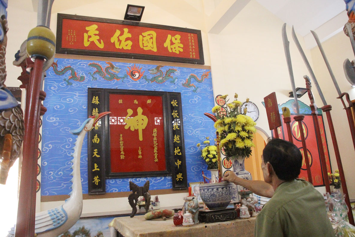 Nguyễn Văn Tiến - Vị anh hùng vì nước quên thân Gian thờ Tổng lãnh binh bên trong đền