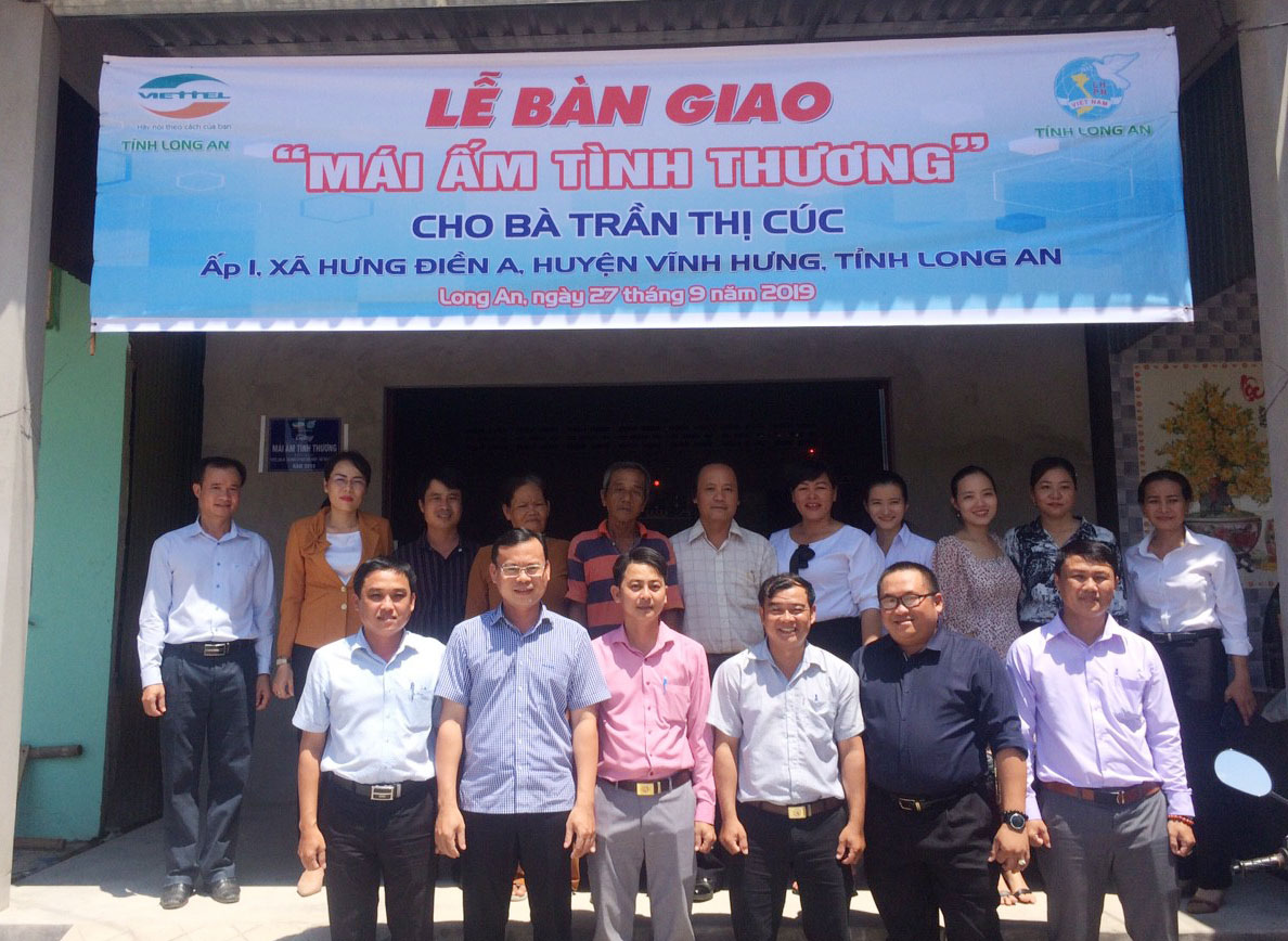 Chung tay vì người nghèo, không để ai bị bỏ lại phía sau Tặng quà, khám bệnh cho người nghèo