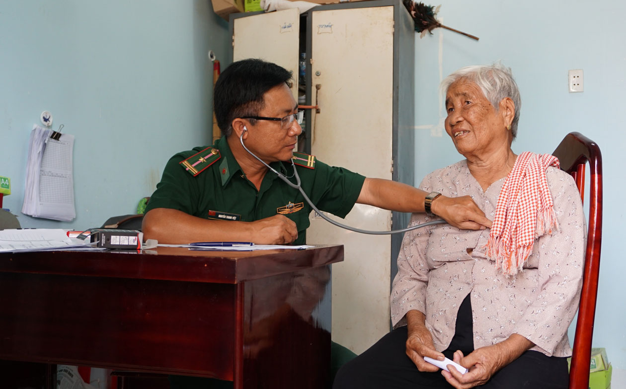 Chung tay vì người nghèo, không để ai bị bỏ lại phía sau Khám bệnh cho người nghèo