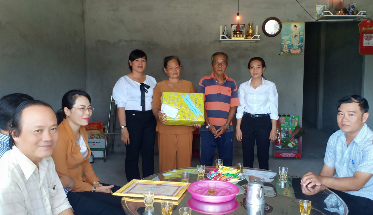 Chung tay vì người nghèo, không để ai bị bỏ lại phía sau Tặng quà, khám bệnh cho người nghèo