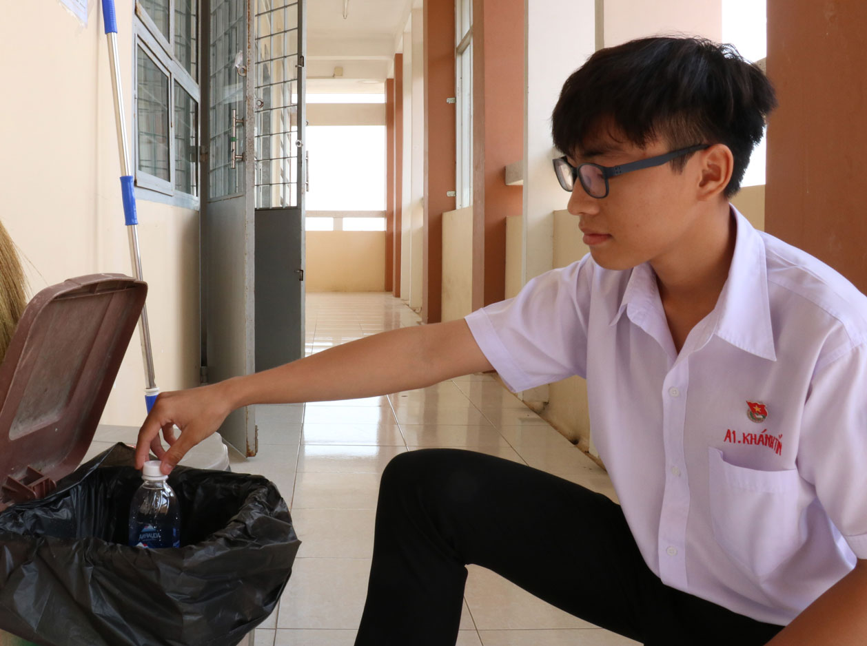 Phân loại rác, bỏ đúng vị trí, hạn chế được rác thải, tạo môi trường trong lành trong trường học, hình thành lối sống xanh trong mỗi học sinh