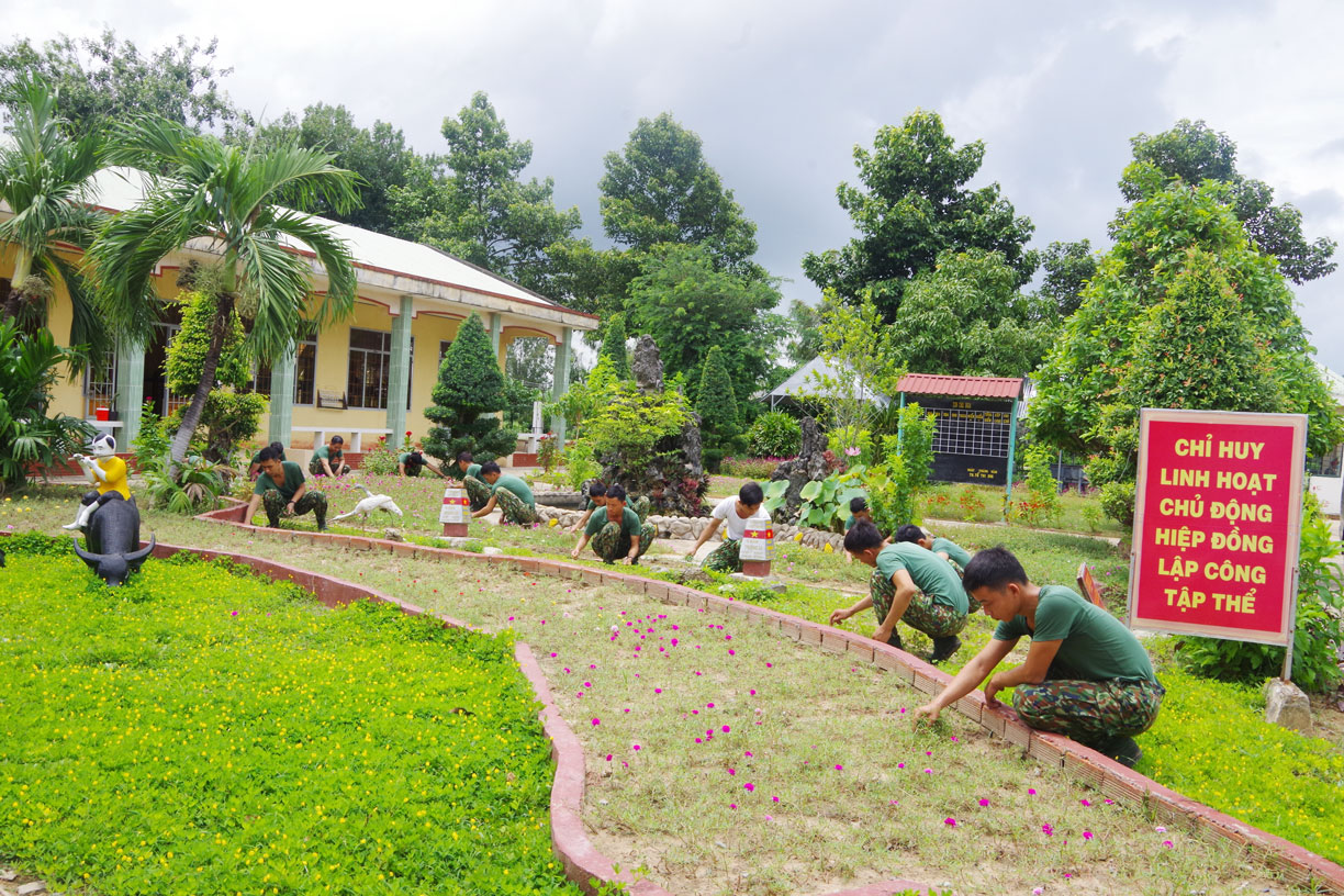 Cán bộ, chiến sĩ Đại đội Bộ binh huyện Tân Hưng chăm sóc cảnh quan đơn vị