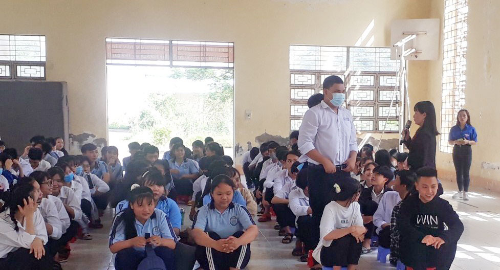 Hơn 200 học sinh Trường THPT Long Hựu Đông, Cần Đước được tuyên truyền về phòng, chống ma túy