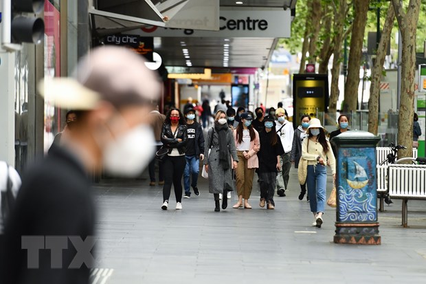 Người dân đeo khẩu trang phòng lây nhiễm COVID-19 tại Melbourne, Victoria, Australia, ngày 19/10/2020. (Ảnh: THX/TTXVN)