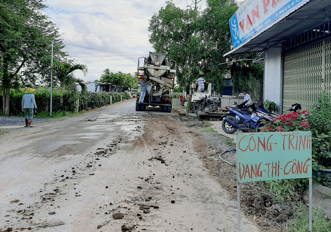 Tuyến đường liên ấp 7, ấp 4 tại xã Phước Tân Hưng được thi công, chấm dứt những ngày đường đá gập ghềnh, mưa lầy, trơn trợt