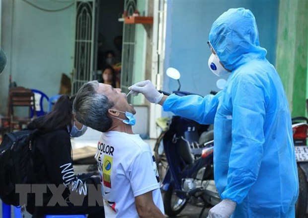 Nhân viên y tế lấy mẫu xét nghiệm người dân trong khu vực Lô E, Lò Gốm (phường 7, quận 6, Thành phố Hồ Chí Minh). (Ảnh: Đinh Hằng/TTXVN)