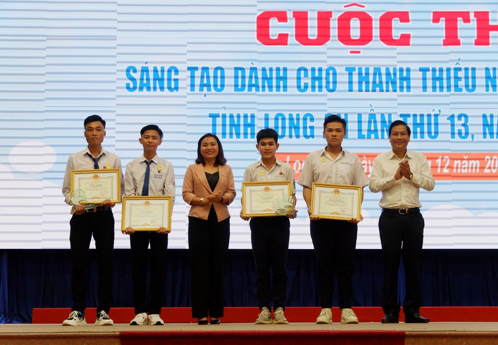 Long An: 28 rewards given for Creative Youth and Pioneer Competition 2020 Organization Board award 4 candidates of the 2 runners-up of the competition the honorary certifications