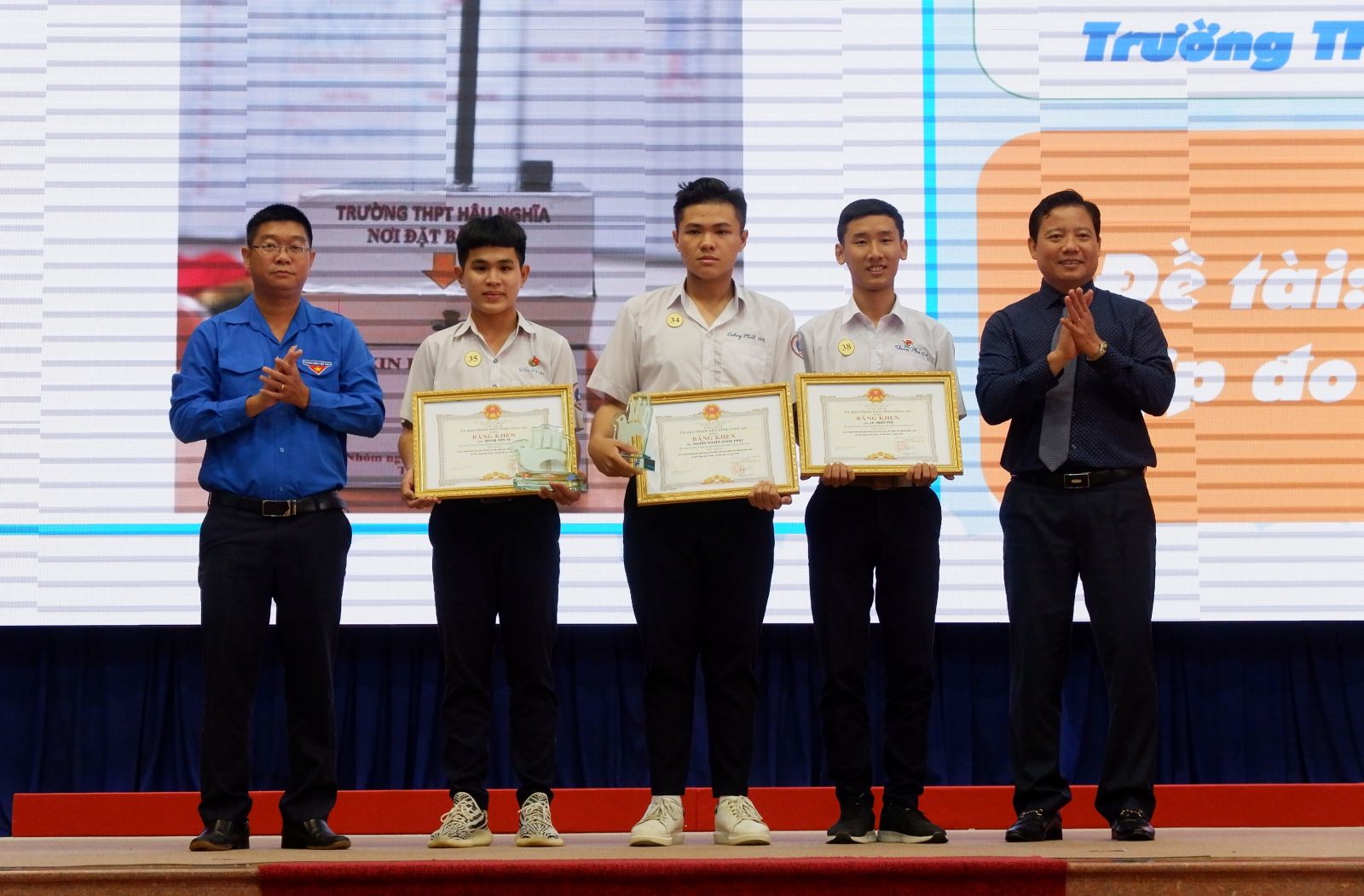 Long An: 28 rewards given for Creative Youth and Pioneer Competition 2020 The Vice Chairman of Long An People's Committee - Pham Tan Hoa (R) and the Secretary of Long An Communist Youth Union - Vo Tran Tuan Thanh give certificates and cups to the author groups winning the first prize of the competition