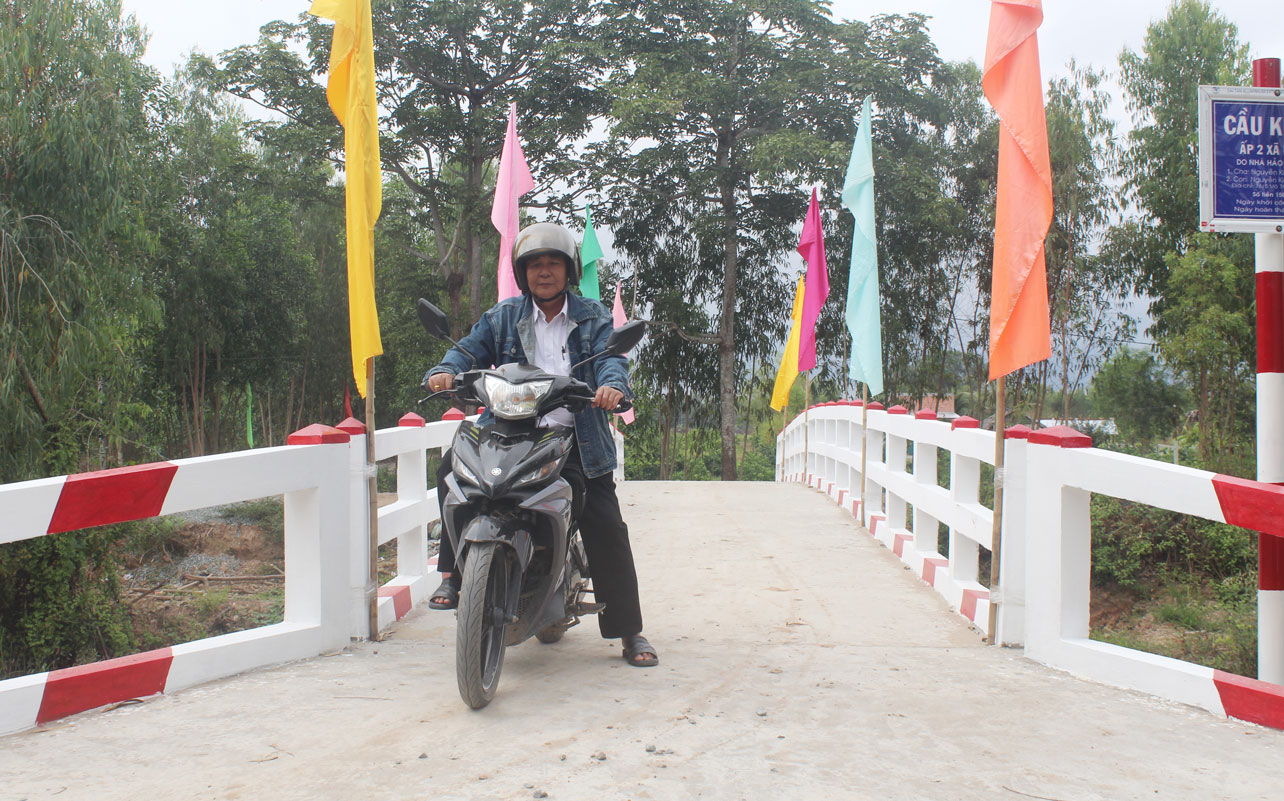 Cầu giao thông được xây dựng theo phương châm “Nhà nước và nhân dân cùng làm” tạo điều kiện cho người dân  đi lại thuận tiện