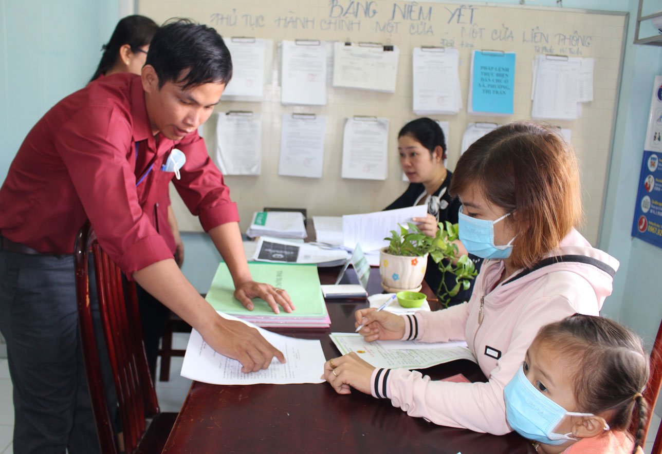 Mộc Hóa: Xây dựng nền hành chính nhà nước chuyên nghiệp, hiện đại Công chức Bộ phận tiếp nhận và trả kết quả hồ sơ hành chính xã Bình Hòa Tây, huyện Mộc Hóa ân cần hướng dẫn người dân làm thủ tục trích lục hộ tịch