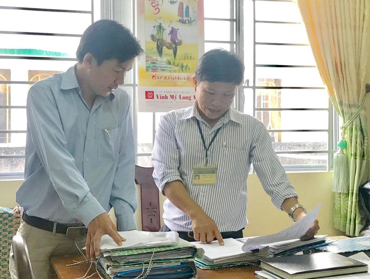 Anh Trương Văn Trẩn (bên phải) có nhiều đóng góp tích cực trong công tác tại địa phương