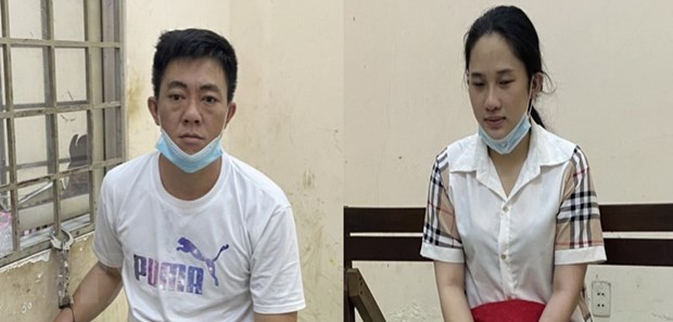 Đối tượng truy nã đặc biệt nguy hiểm Nguyễn Tiến Huy và đối tượng Võ Thị Trúc Linh bị Công an tỉnh An Giang bắt giữ. (Ảnh: TTXVN phát)