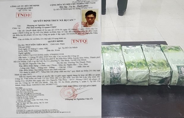 Quyết định truy nã đặc biệt Nguyễn Tiến Huy và tang vật là 4kg ma túy bị Công an quận 4, thành phố Hồ Chí Minh bắt giữ. (Ảnh: TTTXVN phát)