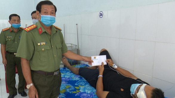 Lãnh đạo Công an tỉnh Bạc Liêu thăm đại úy Đúng đang điều trị tại bệnh viện - Ảnh: Vũ Phong