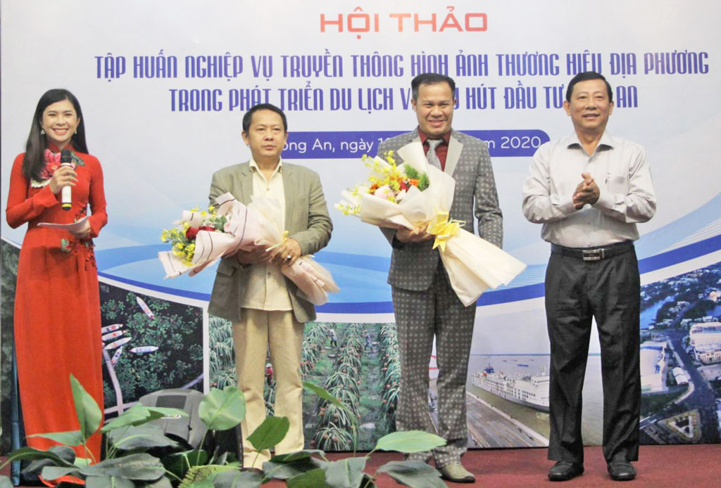 Long An: Local brand image communication laid its foundation Director of the Department of Information and Communication - Nguyen Ba Luan presents flowers to the two speakers of the workshop