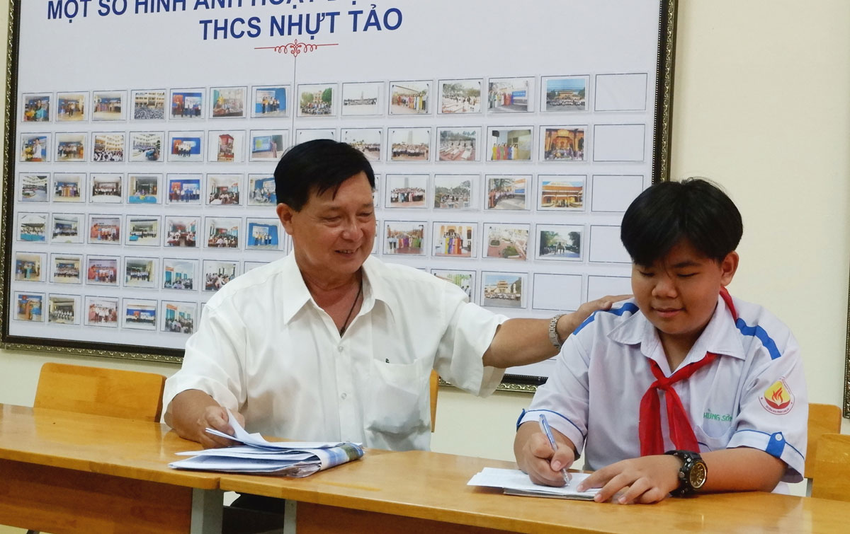 Thầy Bùi Anh Tuấn hướng dẫn em Nguyễn Trần Hùng Sơn viết bài thuyết trình cho mô hình