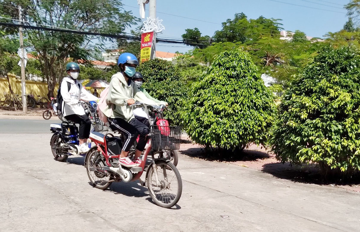 Học sinh đeo khẩu trang khi đến trường nhằm bảo đảm an toàn