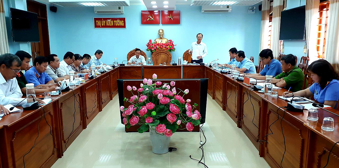 Ban Nội chính Tỉnh ủy và các ngành liên quan kiểm tra công tác phòng, chống tham nhũng, lãng phí tại thị xã Kiến Tường