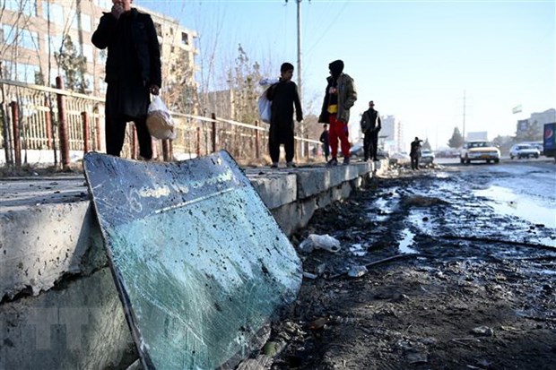 Hiện trường vụ tấn công bằng rocket tại Kabul, Afghanistan, ngày 12/12/2020. (Ảnh: AFP/TTXVN)