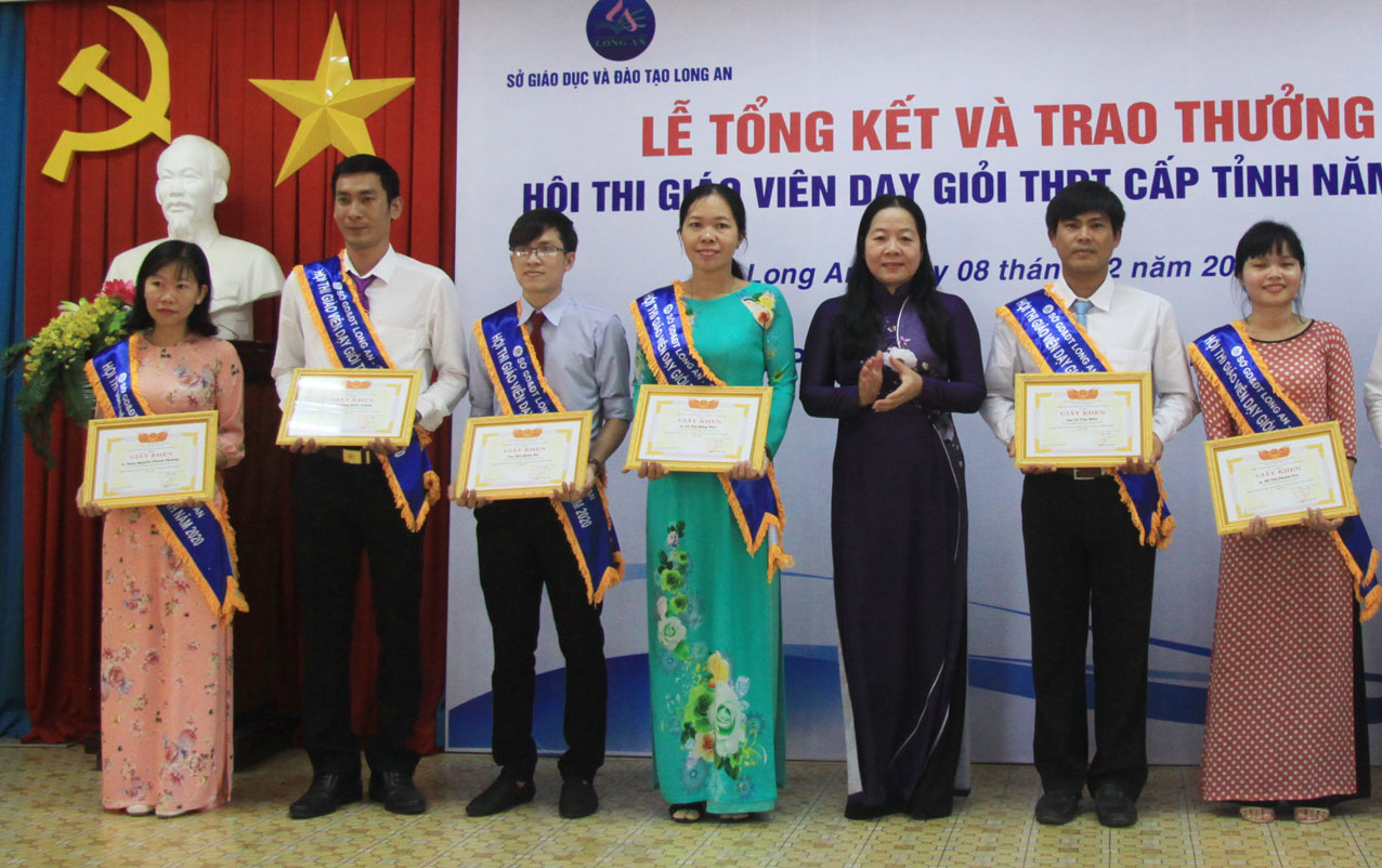 Thầy Lê Văn Hiền (thứ 2, phải qua) đoạt giải nhất Hội thi Giáo viên dạy giỏi THPT cấp tỉnh năm 2020