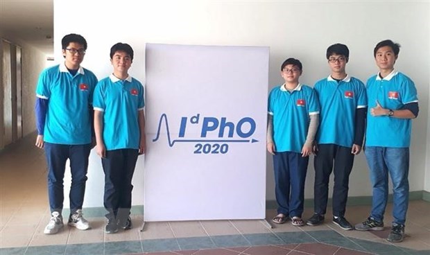 All five students of the Vietnamese team participating in the International distributed Physics Olympiad (IdPhO) 2020 win medals (Photo: VNA)