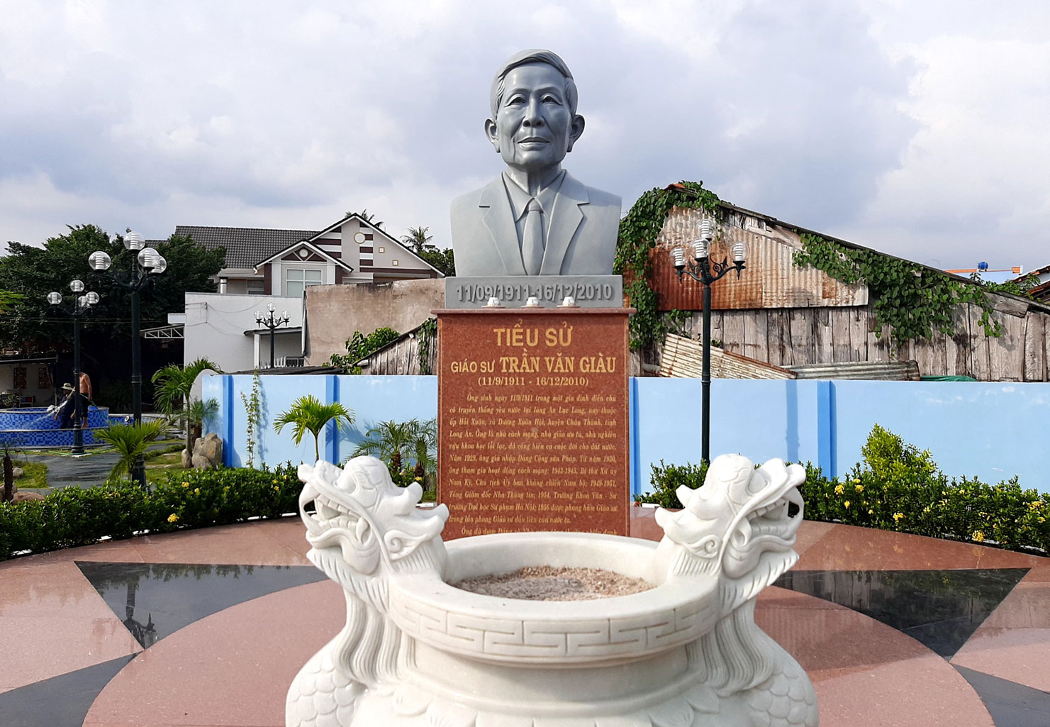 Tượng cố Giáo sư Trần Văn Giàu được trân trọng đặt tại Công viên thị trấn Tầm Vu