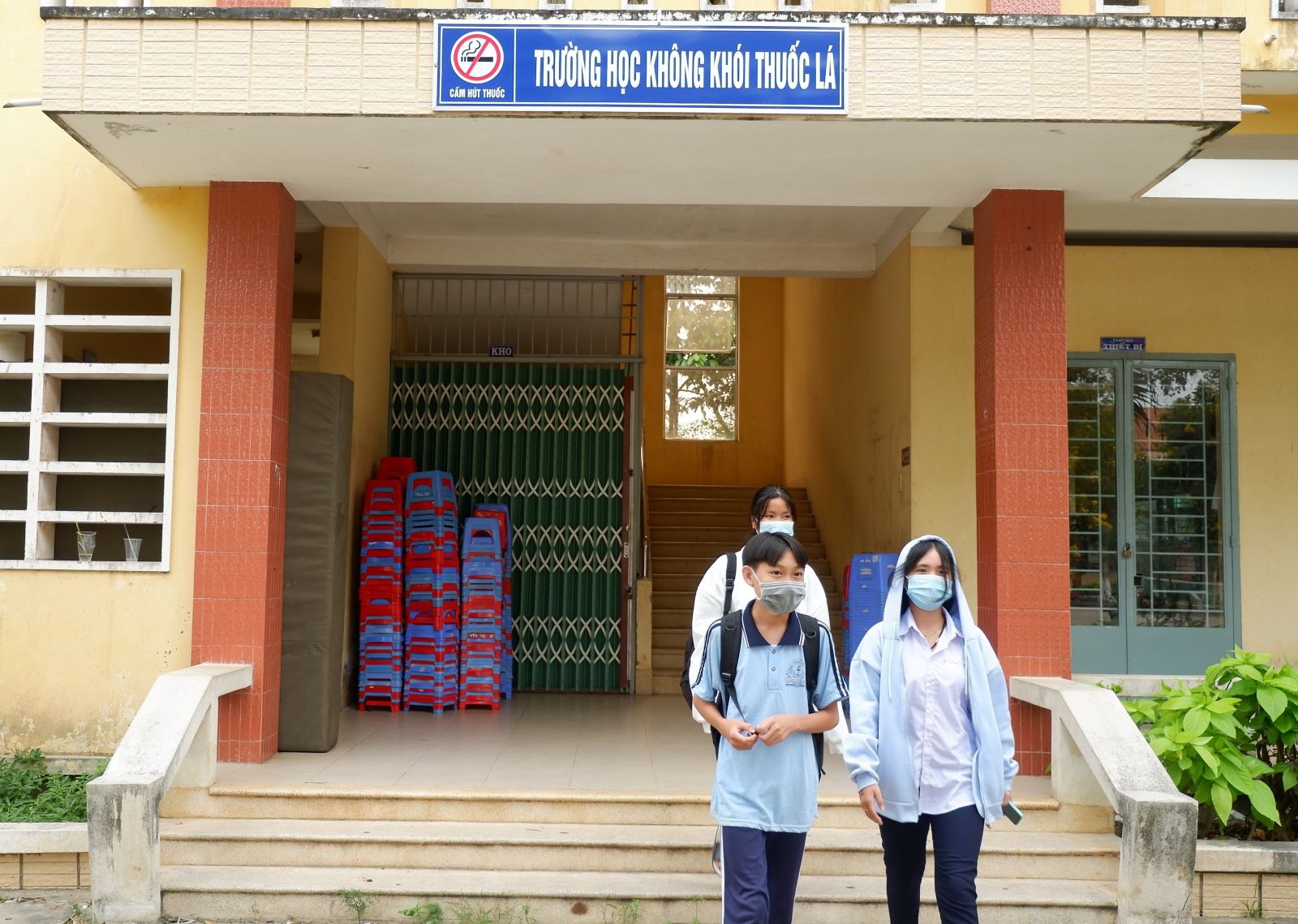 Các khẩu hiệu “Trường học không khói thuốc lá” tại trường THCS Trần Thế Sinh